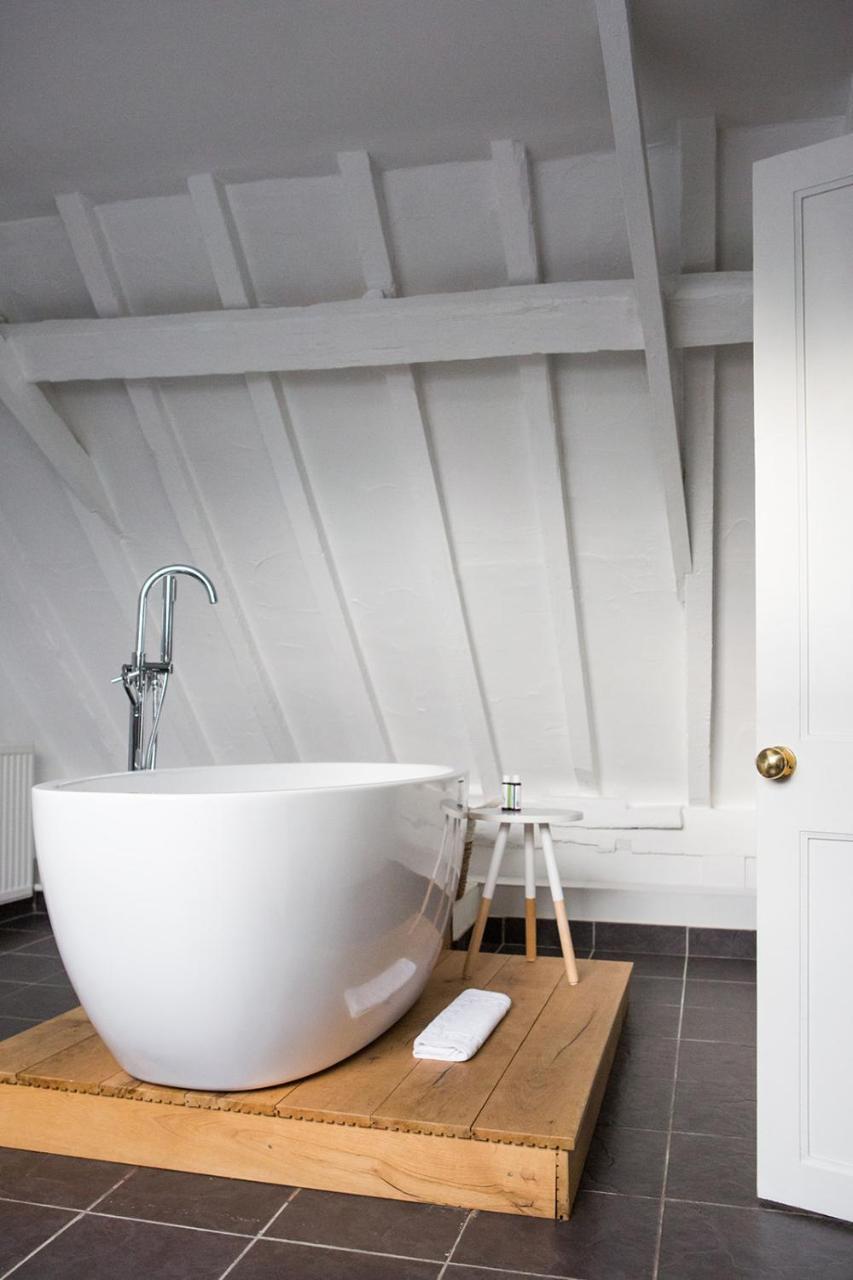 Whitehouse Rye Bed and Breakfast Buitenkant foto A freestanding bathtub